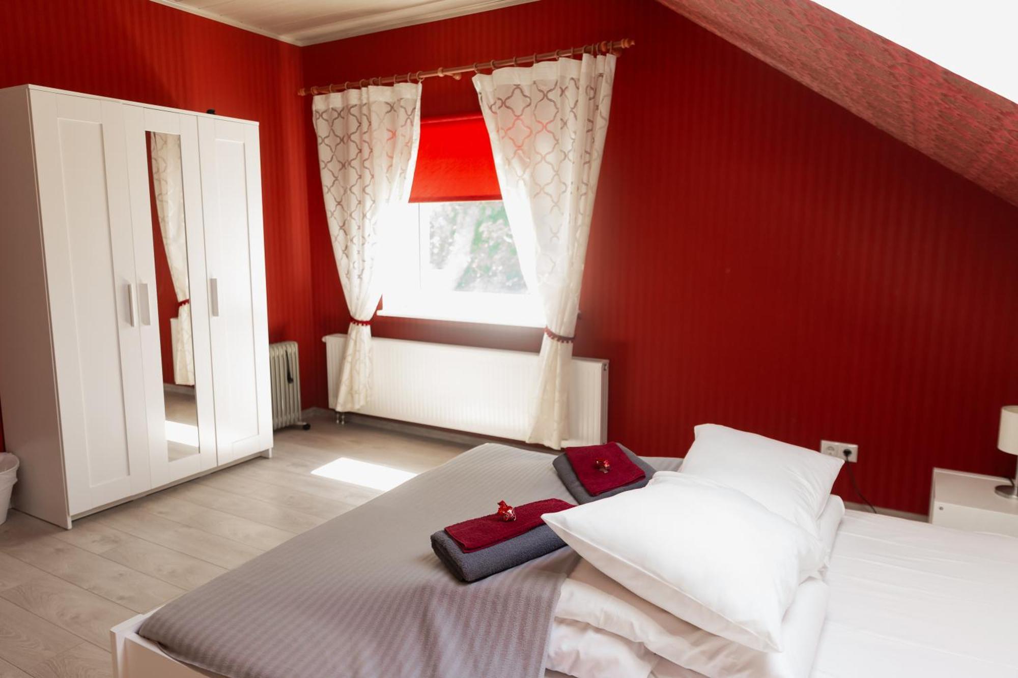 Konrad Family Guesthouse Κουρεσάαρε Δωμάτιο φωτογραφία