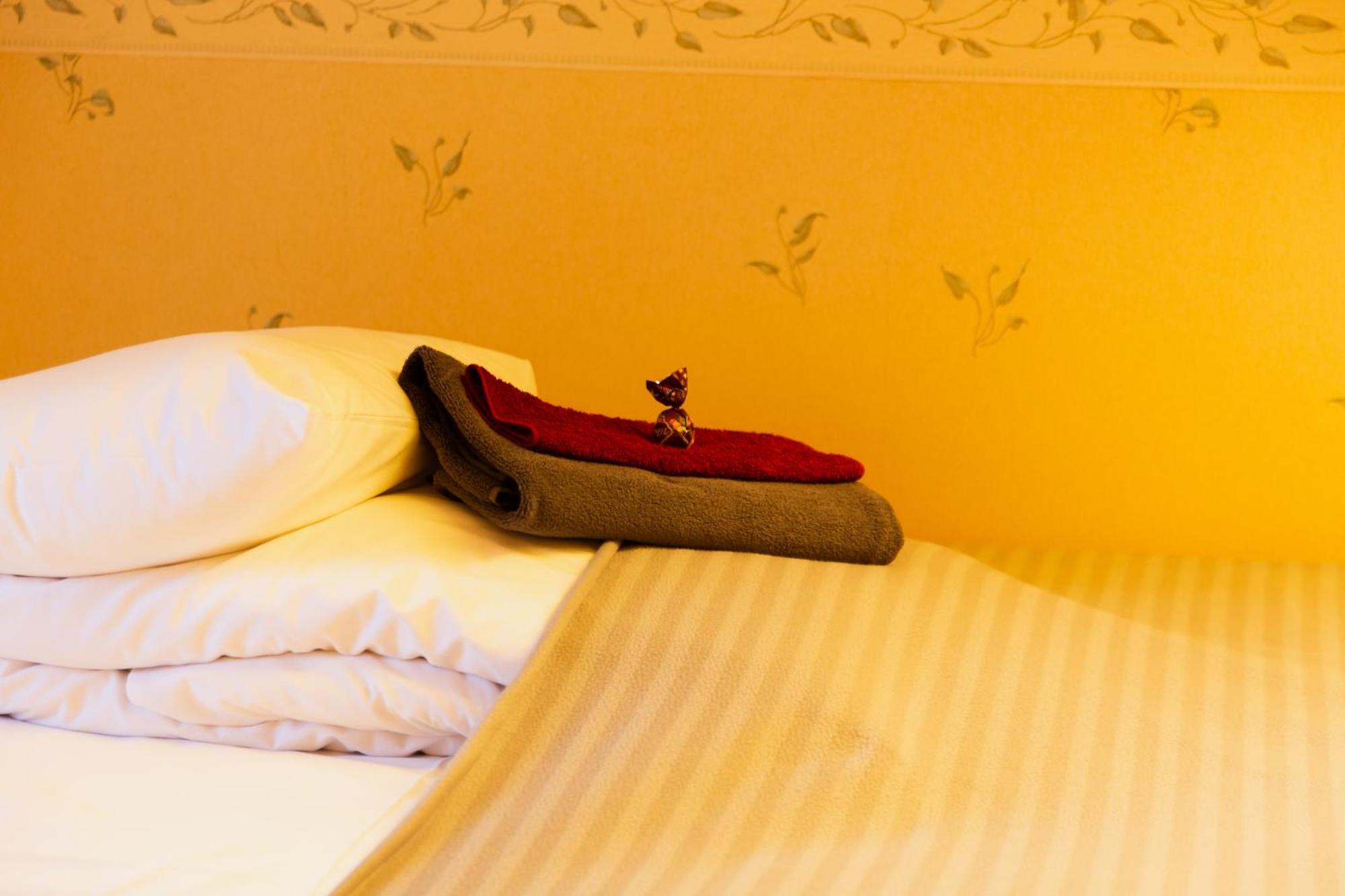 Konrad Family Guesthouse Κουρεσάαρε Δωμάτιο φωτογραφία